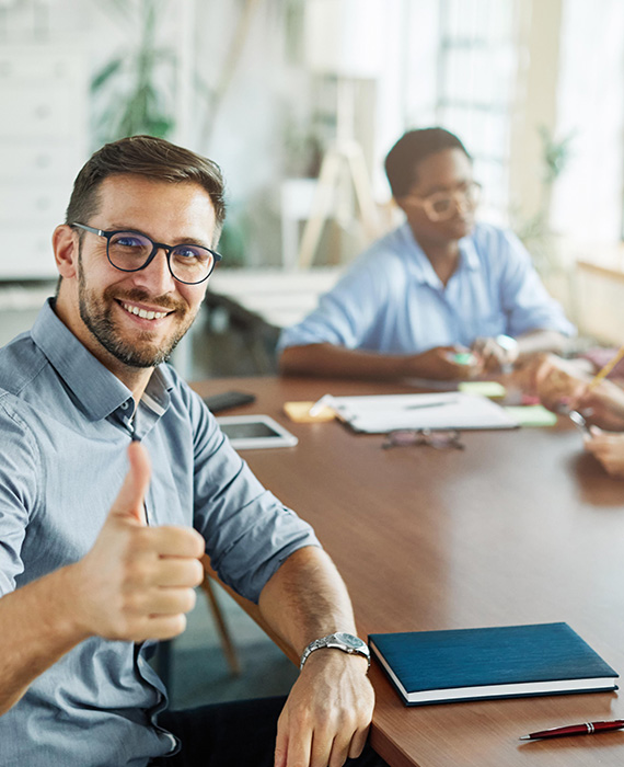 Professionnel satisfait lors d’une réunion avec SIME pour des services aux entreprises à Beauvais dans l’Oise.